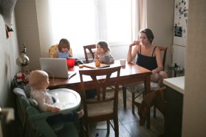Mutter mit Kindern am Tisch