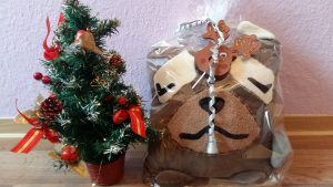 kleiner Weihnachtsbaum mit Kissen als Geschenk verpackt