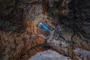 Ein Lichtstrahl, der in eine Höhle fällt