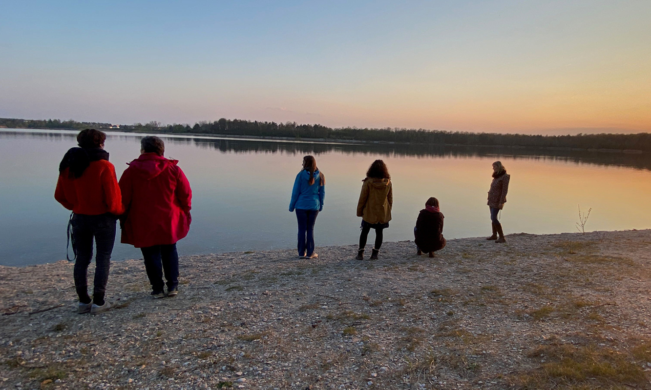 Sonnenuntergang am See, sieben Personen