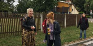 zwei Frauen lustig lachend im Gelände