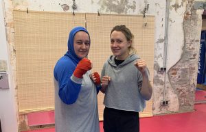 Zwei Frauen in Boxerinnen-Position