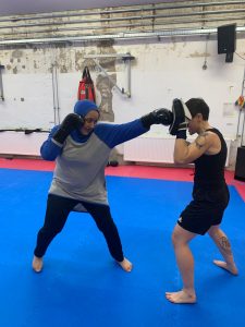 Frau mit Hijab boxt